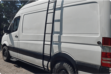 Échelle en aluminium pour véhicule récréatif fabriquée sur mesure au Québec