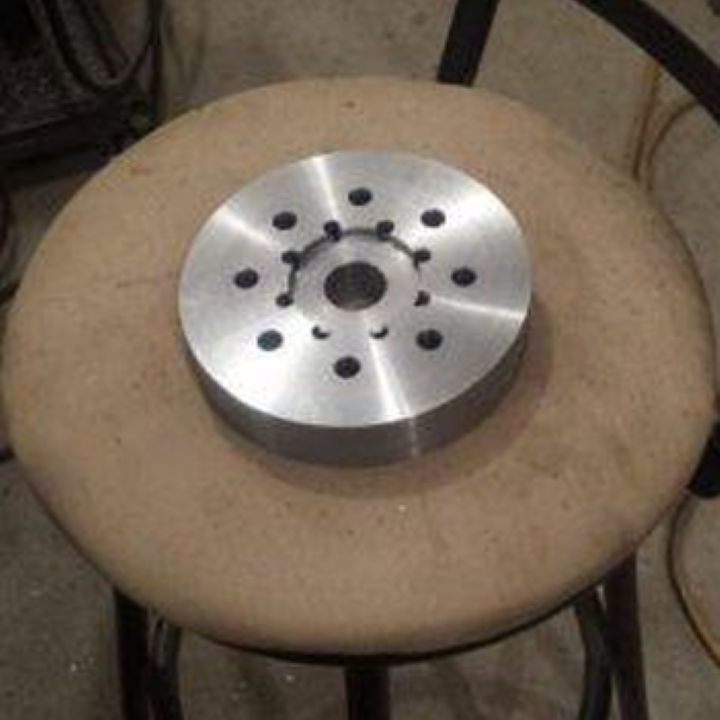 Pièce métallique usinée en aluminium avec finition industrielle de précision